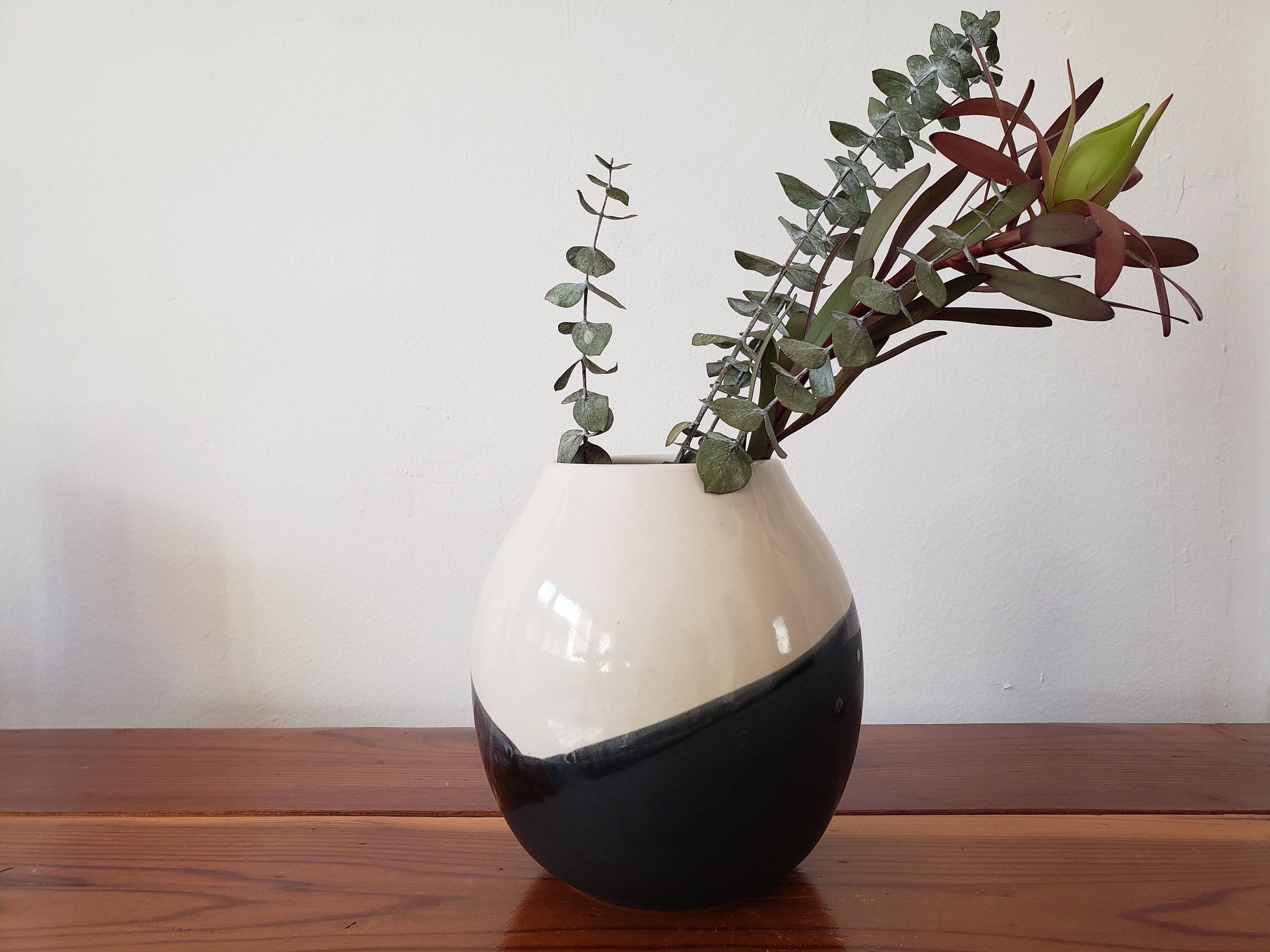Round Vase - White/Black