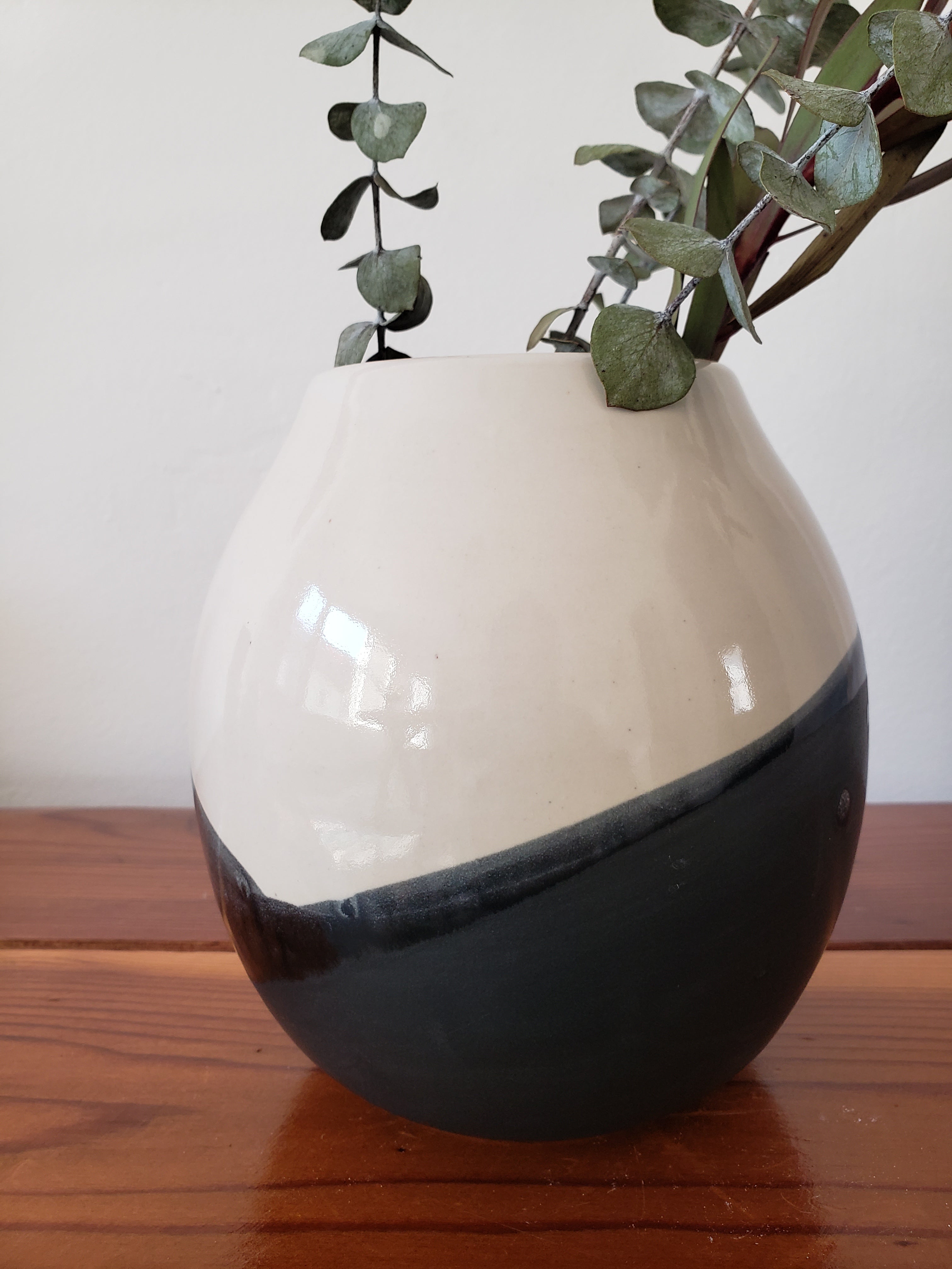 Round Vase - White/Black